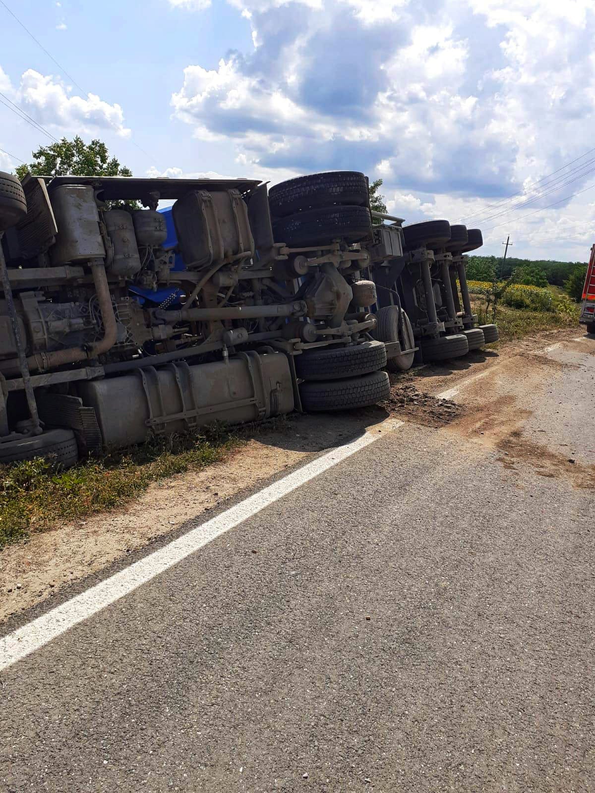 TIR ÎNCĂRCAT CU CEREALE RĂSTURNAT PE MARGINEA UNUI DRUM DIN JUDEȚ